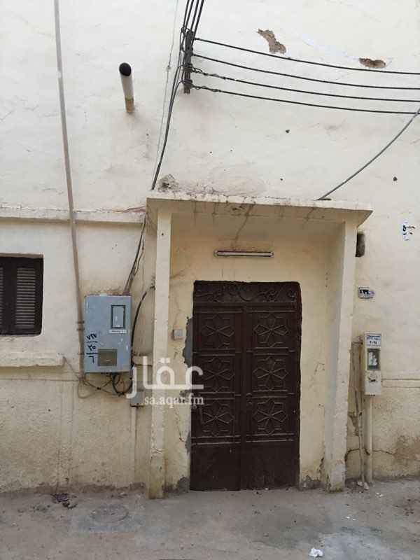 1316154 بيت شعبي في حي الجراديه / قريب من طريق المدينه وشارع عسير/ ٧ غرف / ٣ حمام/ الايجار ١٠٠٠٠ في السنه / قابل للتفاوض/ خزان ماء ارضي / التواصل. واتس اب 0569087373 ابو محمد