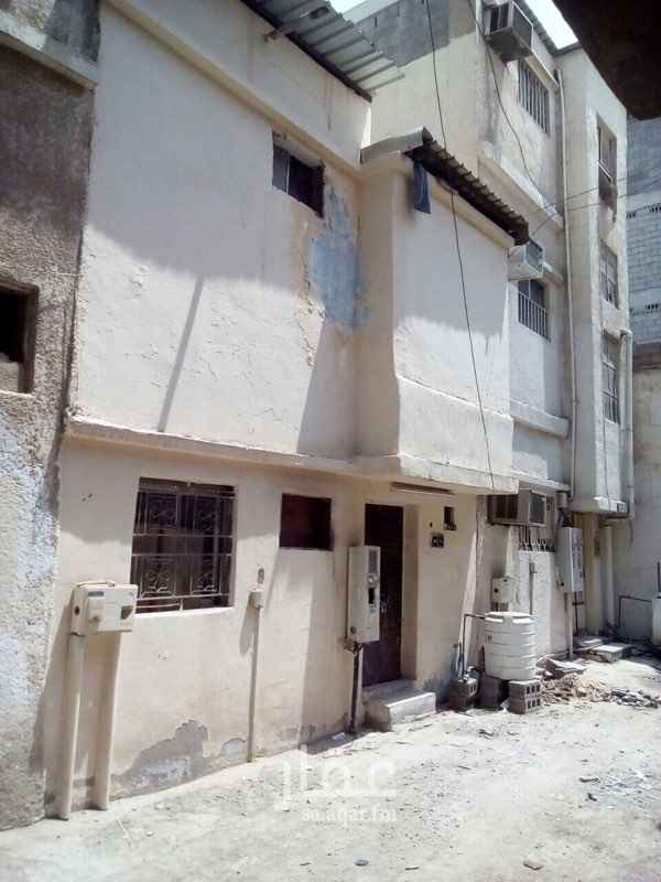 640528 للايجار بيت بحى البادية قريب من الحديقة والمستشفي المركزى يصلح عزاب للشركات او المؤسسات
البيت مبني دورين وكل دور به 4 غرف ومجموع الغرف 8
و3 حمامات وبقيمة ايجار سنوى 22 الف