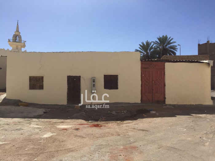 1362035 بيت شعبي للبيع في حي عروة بصك الكتروني وداخل التنظيم شارع ١٥م ويعتبر على 3 واجهات ماله لصيق وبجانب مسجد يبعد عن الحرم ٣ كيلو موقع مميز عبارة ثلاث غرف وحمام ومطبخ وحوش كبير مساحته 205 متر تقريباً كان مؤجر والان البيت فاضي لا يوجد اختزال عليه بجواره مسجد موقع استراتيجي