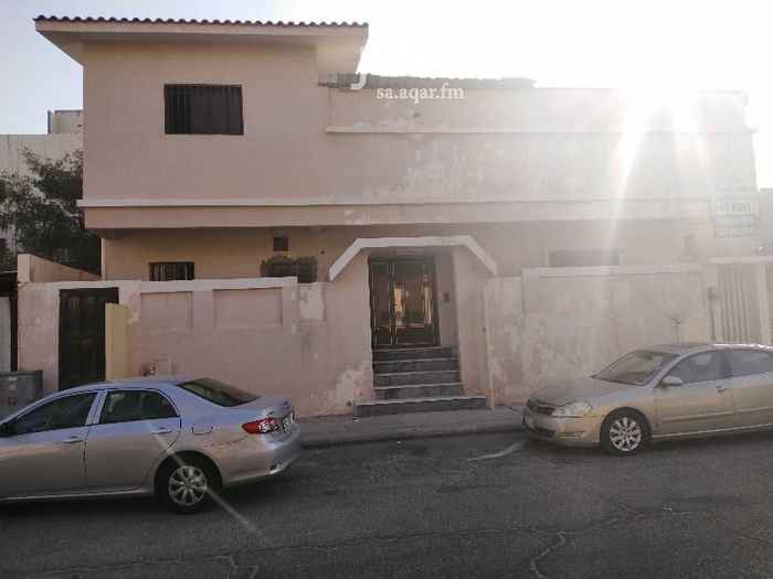 1617929 بيت دورين مكون ١٤ غرفه و٦ حمامات صالتين مطبخ كبير
ومطبخ صغير في الدور الثاني يصلح لسكن عمال