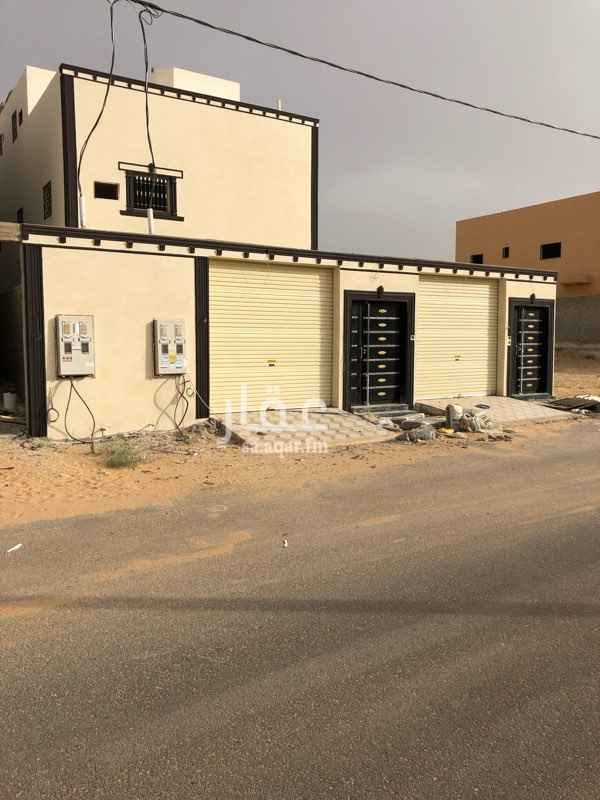 1699288 العقار للبيع نظام ديبلوكس منفصلة عن بعض كل شقة لها مدخل خاص وموقف سيارة واصل الكهرب باقي الانارة وبعض من الدرج ( كل شقة عبارة عن غرفتين ومجلس ومقلط ومطبخ وصالة و ٤ دورات مياه ) يوجد ملاحق ... العقار مرهون ...