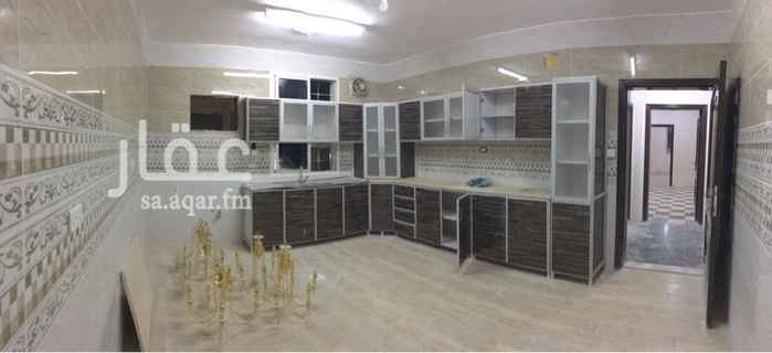 1642804 شقه دور كامل مكونة من : ٣ غرف نوم بحمامات ، غرفة خادمه ، صالة ، صالون رجال ، صالون حريم ، حمام ، مطبخ راكب ، مخزن .
عداد كهرباء مستقل ، موقف مظلة
كل الغرف كبيره ٥*٥ ٥*٦