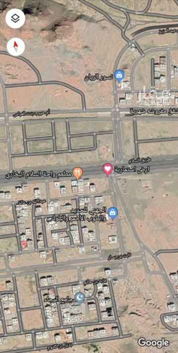 1520693 ارض تجارية للايجار لمدد طويلة، تقع على تقاطع شارع السلام التجاري عرضه ٦٤م بطول الضلع ٣٤م مع شارع الملك سعود التجاري عرضه ١٠٠م بطول الضلع ٤٤م وتصلح لجميع انواع الاستثمار التجاري والطبي والهندسي وللمكاتب وصالات الألعاب الرياضية. التفاهم على السعر عن طريق الواتس اب ٠٥٧٠٠٠٥٩٢٢