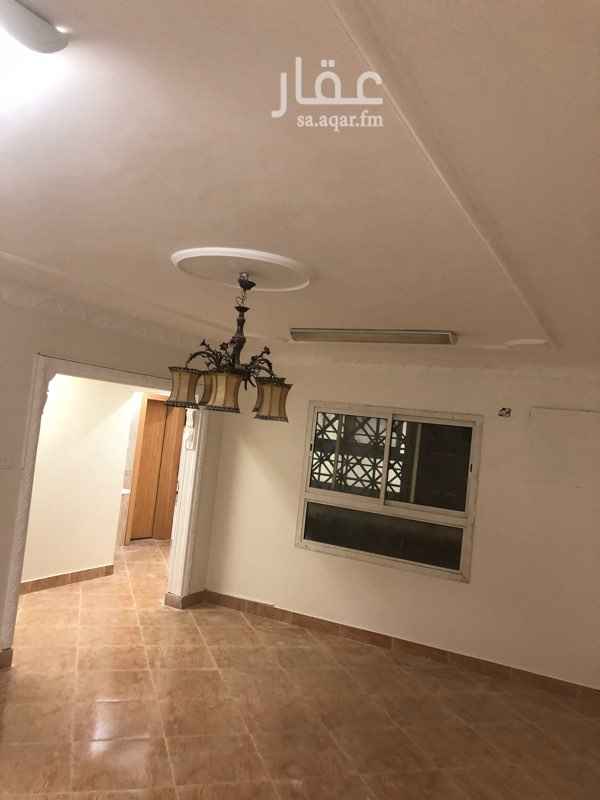 1468106 يوجد لديه شقه 4 غرف وصاله و2 دورة مياه ومطبخ
لا يوجد مكيفات **(مدخل المكيف شباك وليس اسبلت)
يوجد مدخلين للشقه
الكهرباء مشترك
بدون سطح