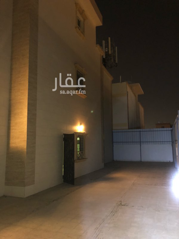 1398478 للايجار فيلا فاخرة ( روف ) دورين وملحق مصعد خاص
حوشين امامي خلفي