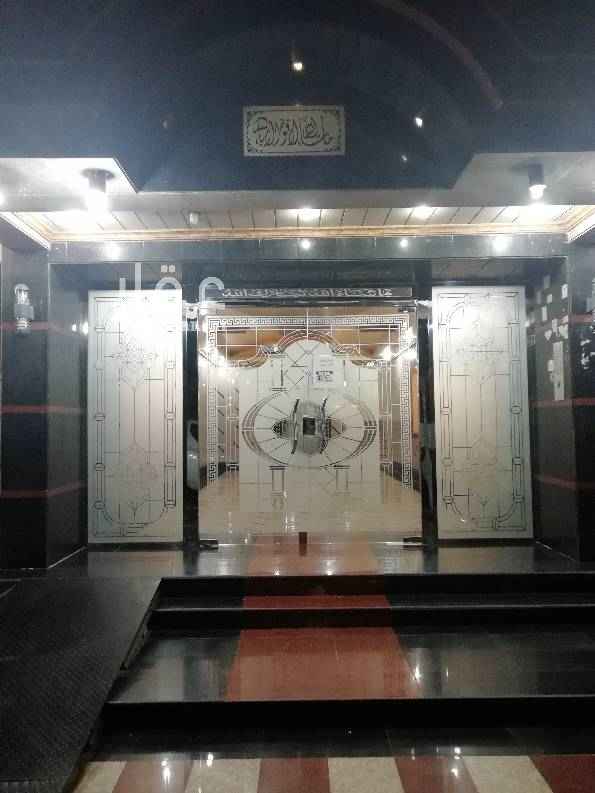 1652831 شقة فاخرة للإيجار بحي الفيصلية قريبة من طريق المدينة وسعود الفيصل مكونة من ٥ غرف واسعه وصالة و٣ حمامات ومطبخ راكب وغرفة خادمة الإيجار كل ٣ أشهر او نصف سنوي او دفعه واحدة يوجد موقف سياره خاص لكل شقة كما يوجد مصاريف ماء وصرف صحي ١٨٠٠ ريال في السنة