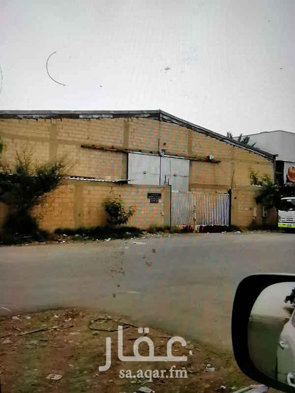1628959 الارض مساحتها ١٢٠٠ والهنجر المبني على الأرض ٩٠٠ متر يوجد غرفه وحمام وخزان ارضي قريب جدا من الدائري الشرقي