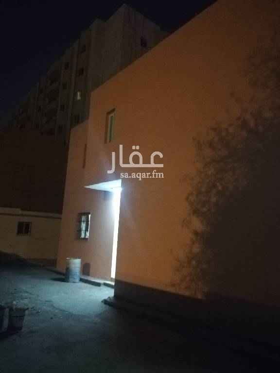 1680429 عمارتين داخل حوش مستقل كل عمارة ايجارها 140 الف كل عمارة 4 شقق
كل شقة 4 غرف 2 حمام مطبخ مجدده بالكامل صرف صحي سباكة كهرباء دهانات ( يمكن عزل الحوش عن كل عمارة، مساحة الحوش 413م ) منطقة تجارية يسمح سكن عزاب