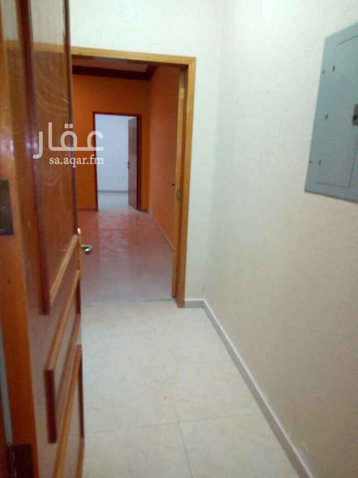 1647745 شقه كبيره فاخره للايجار بحي الزهور تتكون من اربع غرف وصاله وحمامين ومطبخ الغرف كبيره موقع ممتاز قريب من مسجد حكيم ابن حزام
ابو محمد
0577483582