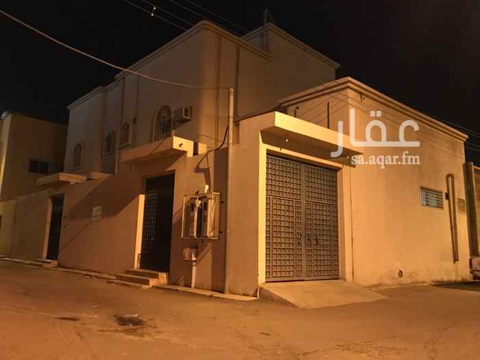 1286148 يوجد حوش ومدخل سياره باب قراش وباب للنساء وباب للرجال وحوش وملحق خلفي ومستودع خلفي
الدور الاول : مجلس رجال مع دورة مياه مجلس نساء مع دورة مياه وصاله ومطبخ مساحته واسعه مستودع صغير داخل الفله
درج داخلي
الدور الثاني : ثلاث غرف نوم وصاله وحمامين ومخزن وسطح صغير
الدور الثالث: سطح على مساحة الفله
ملاحظه: الان يوجد مستاجر قيمة الايجار سنوي ١٦٠٠٠ الف