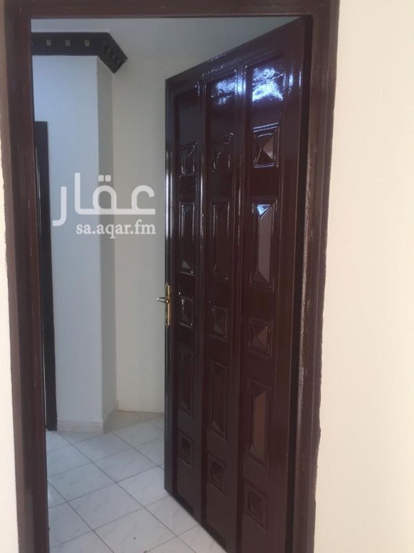 1443793 تقع في حي الملك فيصل عبارة عن شقة غرفتين نوم وصالة ومجلس ودورتين مياه ومطبخ راكب مكيفات راكبة ٢ اسبلت و٢ شبكة مطبخ راكب وحديث ارضيات سرمك مكان هادي وجيران طيبين