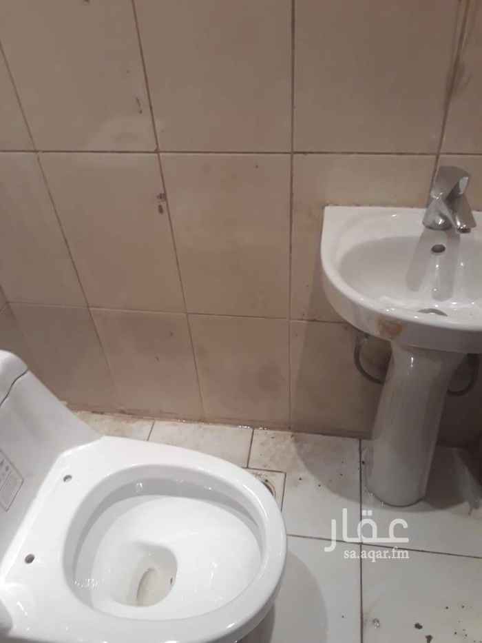 1581342 غرفه وحمام عزاب 11الف دور اول أمامها ارض فاضيه