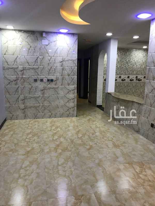 1650828 شقة اربع غرف + صالة + مطبخ + 3 دورات مياة + حوش خاص + مدخلين + عداد كهرباء مستقل . ( العقد سنوي والدفع شهري ) تنفع للعوائل الصغيرة