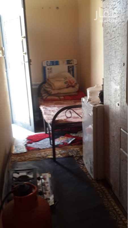 1744477 غرفة مستقلة للسائق مكيفة بسبليت ومؤثثة ونظيفة ( سرير ولحاف ودولاب ملابس وثلاجة وغاز طباخ مع الاسطوانة) مع دورة مياه