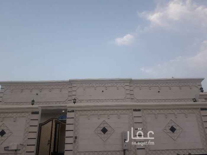 1462545 الايجار دور مستغل جديد في مخطط الشراع العزيزية ٩٢ يتكون من مجلس رجال ومغلط وصاله ومدبخ ٣غرف نوم ومجلس حريم وغرفت سايق وملحق ايجار السنه ٤٠الف طريقت الدفع كل ست اشهر الا استفسار ابو عيسي مكتب سمو الارض ٠٥٥٣٢١٣١٨٠