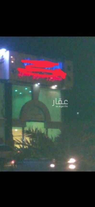 1658034 واجهة شرقية وجنوبية
صالة تجارية ارضي وميزان
حوش وحمام خاص.