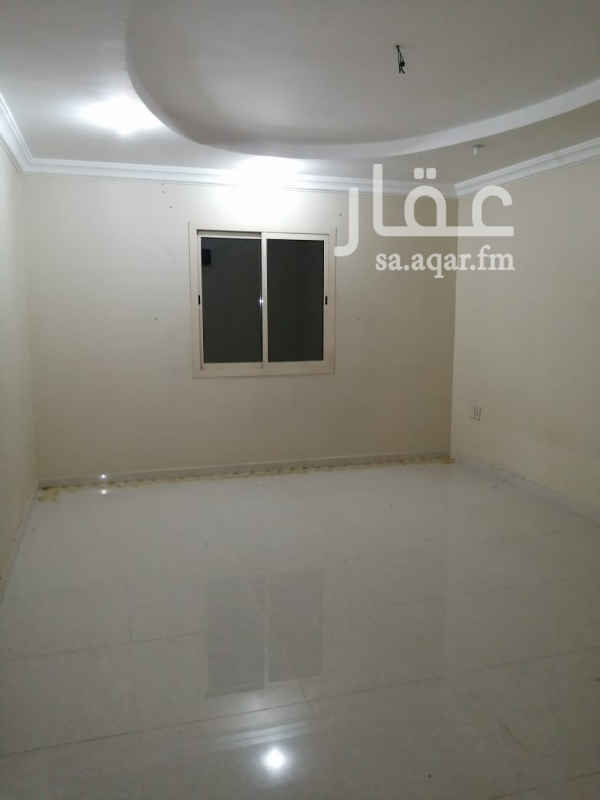 1694467 دبلكس للايجار الدمام حي طيبه مخطط 211 يتكون من من دور ارضي خدمات مجلس رجال مطبخ و صاله حريم ودورتين مياه.
الدور الاول ثلاث غرف نوم واحده منها ماستر وغرفتين لحمام مع بلكونه.
الملحق غرفه غسيل مع دوره مياه ويمكن استخدامها سكن خادمه.
