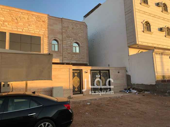 1128059 فيلا في حي الحمراء الاسد ب
قريبه على الشارع الرئيسي ( طريق الجامعات)
الدور الارضي:
صالة - غرفة نوم بحمام - ٢ صالون - مطبخ
الدور العلوي:
غرفة نوم رئيسية بحمام - ٣ غرف نوم - حمام - مطبخ - صالة
موقف مظلل خاص
اجار سنوي ٥٠ الف ريال