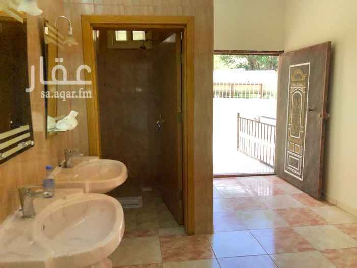 1583605 يوجد شقه للأجار اليومي في السوده قريبه من قرية العزيزه مكونه من (٢) مجلس و (٢) غرفة نوم مع وجود طراحات اضافيه و مطبخ متكامل و(٢) دورات مياه مع وجود غسالة ملابس وشاشة بلازما (التواصل واتس اب)