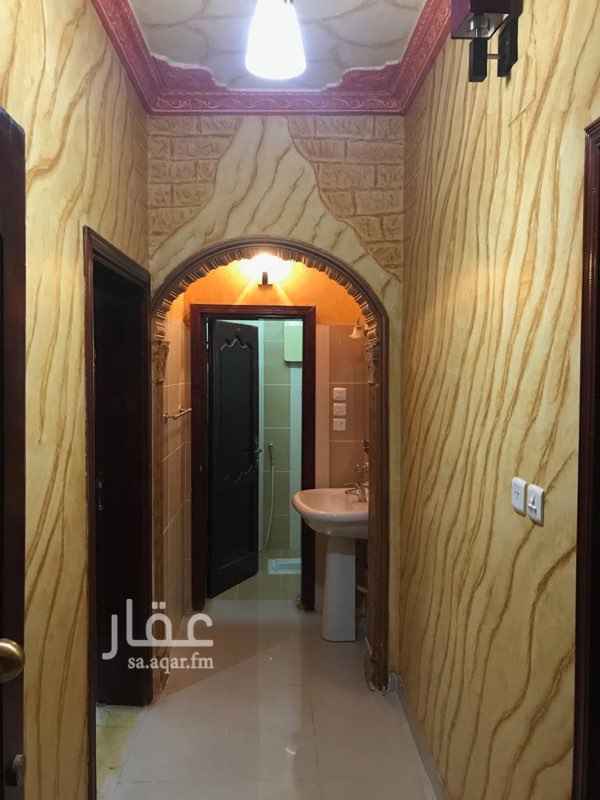 1298353 ايجار شقه دور علوي تتكون من اربع غرف وصاله ومطبخ ودورتين مياة الشقه نظيفه وكذلك يوجد ملحق من اربع غرف وصاله ومطبخ ودورتين مياه ايجار الملحق 1200 ريال شهرياً