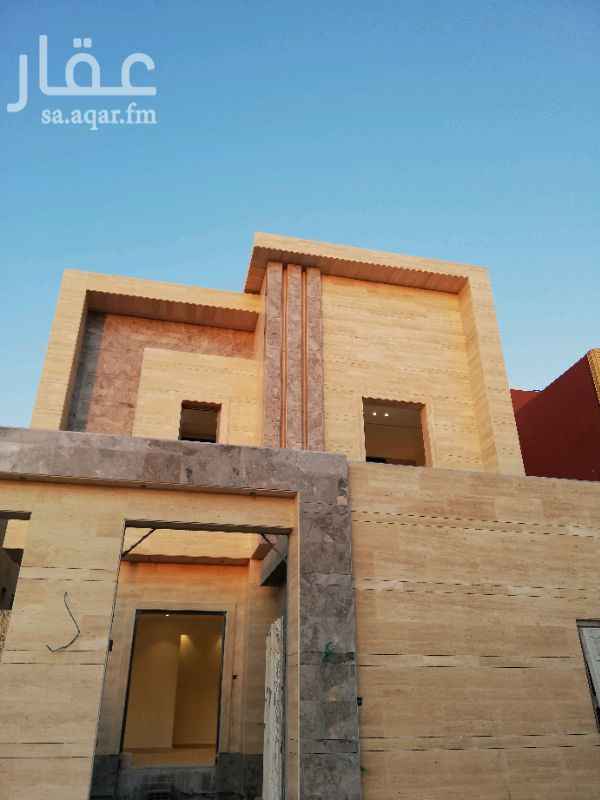1745220 فلة درج صالة جديدة في حطين النموزجي مساحتها ٤٠٥ متر الأرضي مجلس ومقلط وصالة كبيرة ومطبخ وملحق خارجي ومدخل سيارة والعلوي ٥ أجنحة مستر والسطسطح غرفة شغالة ومطبخ وحمام وصالة كبيرة وحمام وسطح يوجد مصعد آخر سومة مليونين و٥٠٠ الف