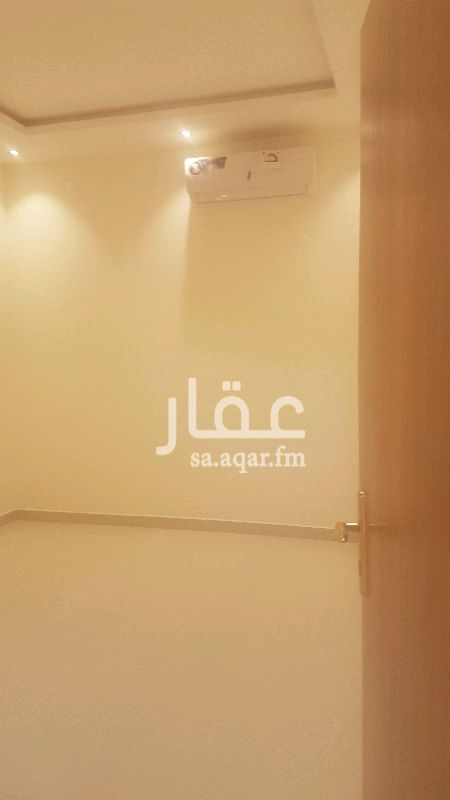 1288976 للايجار دور ارض بدون كراج سياره
مكون من ٣ غرف نوم و غرفة شغاله و مجلس ومطبخ و ٣ دورات مياه وحوش ويوجد تبع الدور غرفة سائق
الايجار السنوي ٥٠ الف