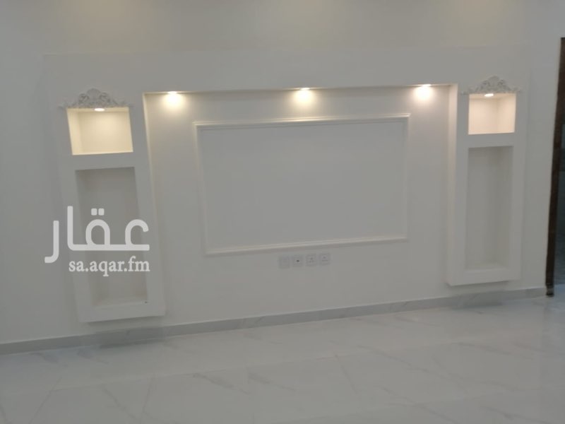 1702103 للبيع شقه ارضيه في حي النور مكون من مجلس مقلط صالة مطبخ ٣ غرف نوم منهم غرفه ماستر وغرفه غسيل جديدة السعر 440 الف كما يوجد ملحق ف العماره ٥ غرف وصالة وسطح خاص للتواصل ٠٥٠٩٩٠٧١٩٦