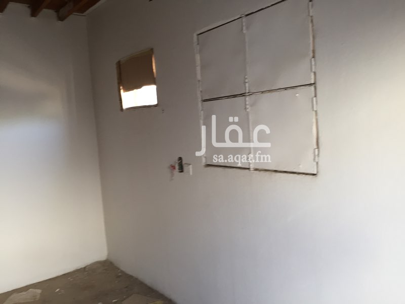 1645357 العقار يتكون من غرفتين وحوش صغير أمامهما ودورت مياه ومطبخ وحوش كبير مغطى بزنك وله باب كبير مستقل لدخول السيارة وهو على الخط العام وقريب من محمع النور وكذلك الساحة وموقعه مميز