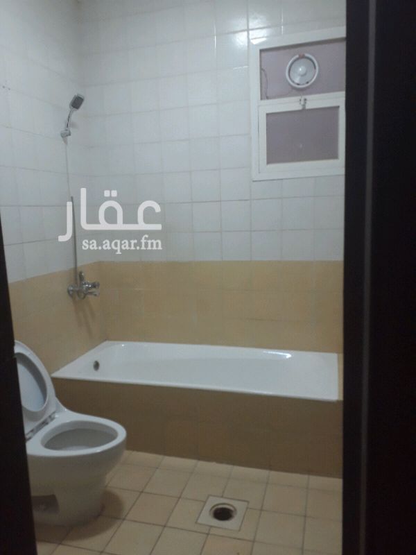 1324790 شقة عوايل اربع غرف وصاله وحمامين ومطبخ راكب مطبخ بدون مكيفات السعر 23 الف للتواصل 0583354729
