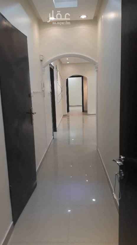 1497148 دور اول علوي بغيلا نظيف جدا. بدون مكيفات. مكون من صاله ومجلس ومقلط واربع غرف نوم منهم واحدة ماستر راكب مطبخ مدخلين مساحة ممتازة السعر 42 الف للتواصل 0583354729
