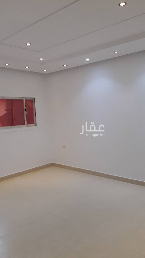 1508788 شقة ارضية مدخل خاص ومعها حوش ثلاث غرف. وصاله وحمامين ومطبخ. وغرفة خارجية فالحوش راكب مكيفات اسبلت ومطبخ نظيفة السعر 35 الف للتواصل 0583354729