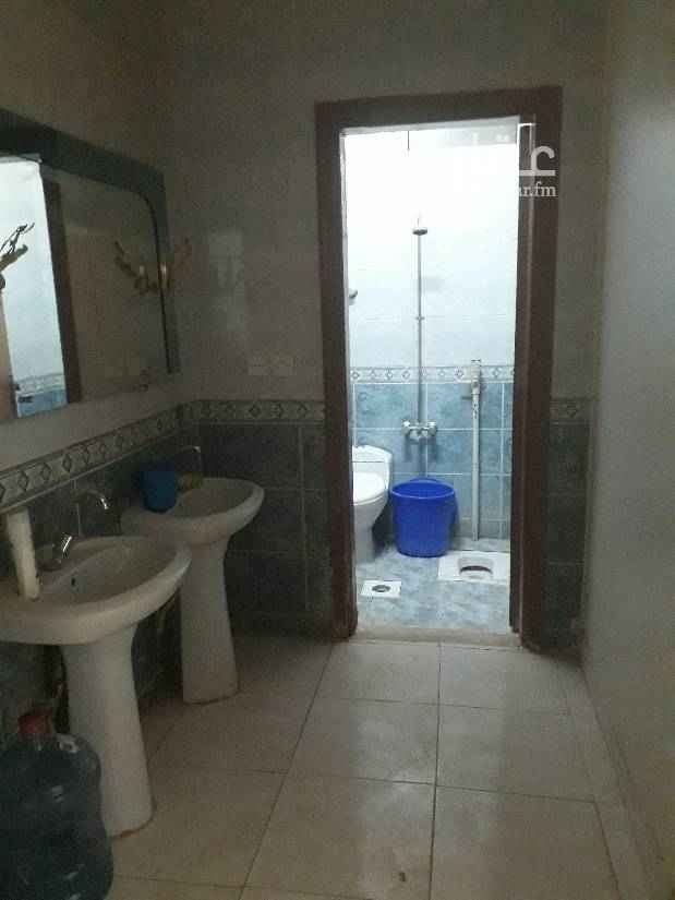 1676592 شقة عوايل. ارضية غرفتين وصاله وحمامين ومطبخ. راكب مكيفات. ومطبخ. نظيفة السعر 19 الف للتواصل 0583354729