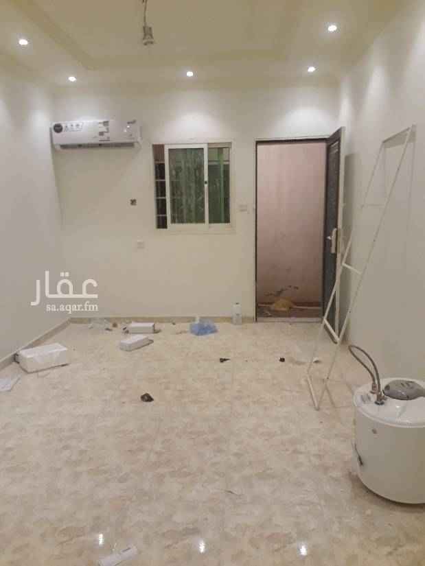 1676628 شقة عوايل أرضية ثلاث غرف وصاله وحمامين ومطبخ راكب مكيفات اسبلت جديدة ومطبخ. وجبس جديد. مجددة بالكامل. مدخل من داخل العمارة. ومدخل خاص من السيب معها حوش صغير ومستودع. السعر 30 الف للتواصل 0583354729