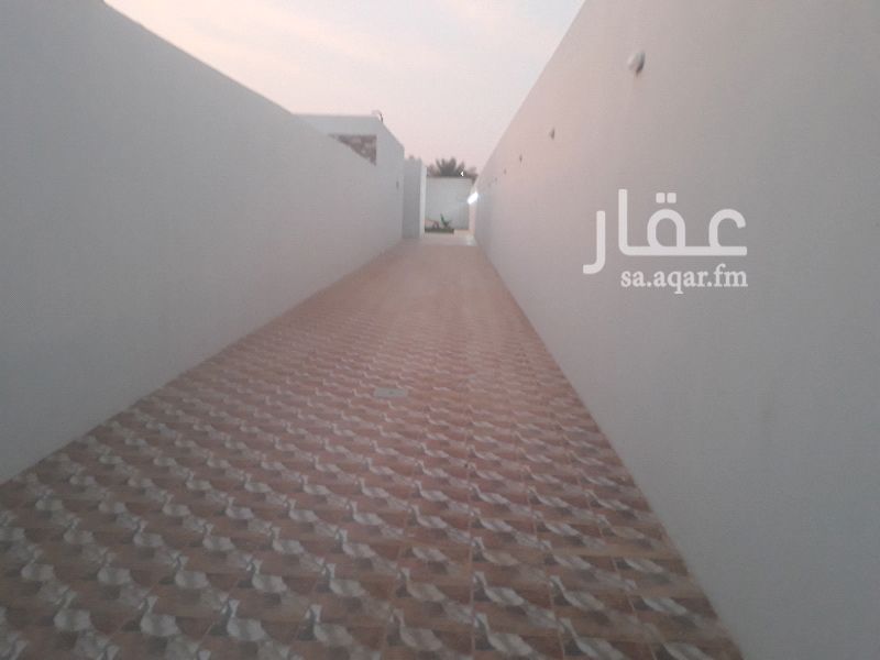 1567170 قسمين القسم الواحد مساحته ١٣٠٠ يوجد به قسم رجال وقسم نساء معزوله عن بعض وكل قسم له مدخل خاص قسم الرجال مجلس كبير ومقلط ومطبخ ومسبح وجلسه خارجيه ودرتين مياه ومغاسل وقسم النساء مجلس كبير ومقلط ومطبخ ودورتين مياه و غرفة نوم والعاب اطفال وجلسه خارجيه وحوش كبير هاذا كله في القسم الاي مساحته ١٣٠٠ والقسم الثاني ١٣٠٠ نفس التصميم يعني مجموع الاقسام في المساحه الاجماليه الاي هي ٢٦٠٠ اربعة اقسام كل قسم له مدخل خاص عمر الاستراحه ٣ شهور جديده