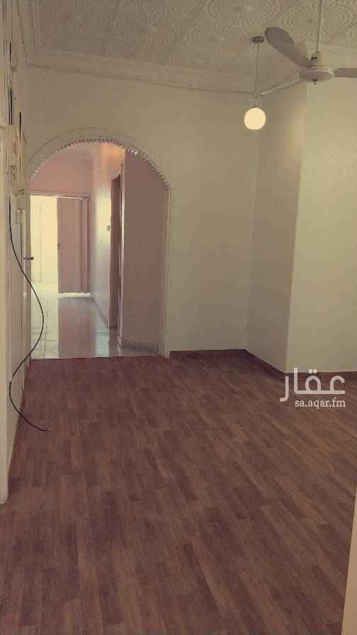 1704698 شقه علوية في فيلا قريبة من المسجد ومجمع مدارس البنات وشارع الستين .
(بدون سطح)
مدخل سيارة و مطبخ راكب والشقة نظيفة