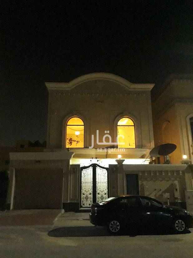 1652651 فيلا للايجار بحي الشاطي الشرقي عباره عن ( مجلس ومقلط وغرفة نساء ومطبخين وصاله و٢ حمام بالارضي و ٤ غرف نوم في الدور الأول علوي منهم غرفه ماستر بحمام خاص وصاله و٢ حمام يخدم باقي الغرف والملحق به غرفة نوم بالاضافه الي غرفة خادمه وبها مكان للغسيل وحمام) يوجد غرفة سائق خارجيه وكراج خاص للسياره.