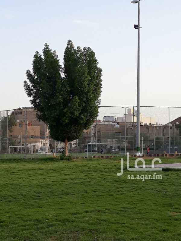 1078038 يوجد منزِل للإيجار قريب من الحرم النبوي على بُعد ٥ دقائق من شارع السلام و٣ دقائق من حديقة وملعَب الحَي مساحته متوسطه لاصغير ولا كبير الجيران رائعون ومتعاونون ٣ غُرَف متوسِطَه وصالتين صغيره وكبيره ومطبَخ متوسِط ودوّرَة مِياه ومياه وكهرباء بدون أنقِطاع عَدَاد كهرباءإضافي وخَزان أرضي كبيّر جِدا فقط ٧٠٠ في الشهر ورمضان مجاناًويوجَد برادَة ماء جديده مُفلتَرَه ع الباب....تَم التأجيّر ..تَم التأجيّر.