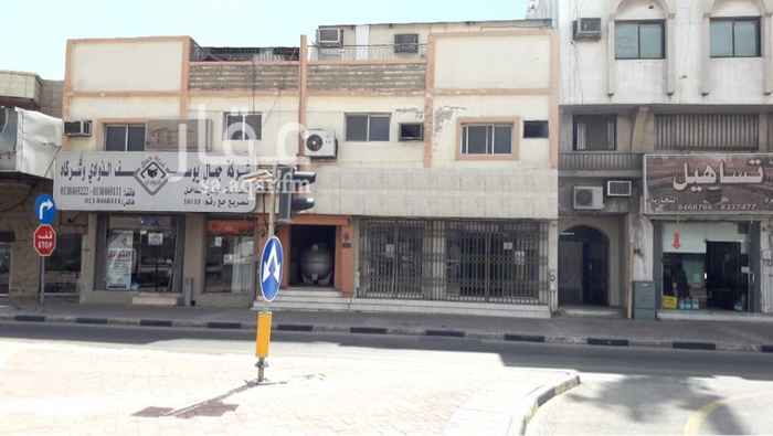 1672720 موقعه على شارع ١٨ وطريق الملك فهد على شارع تجاري