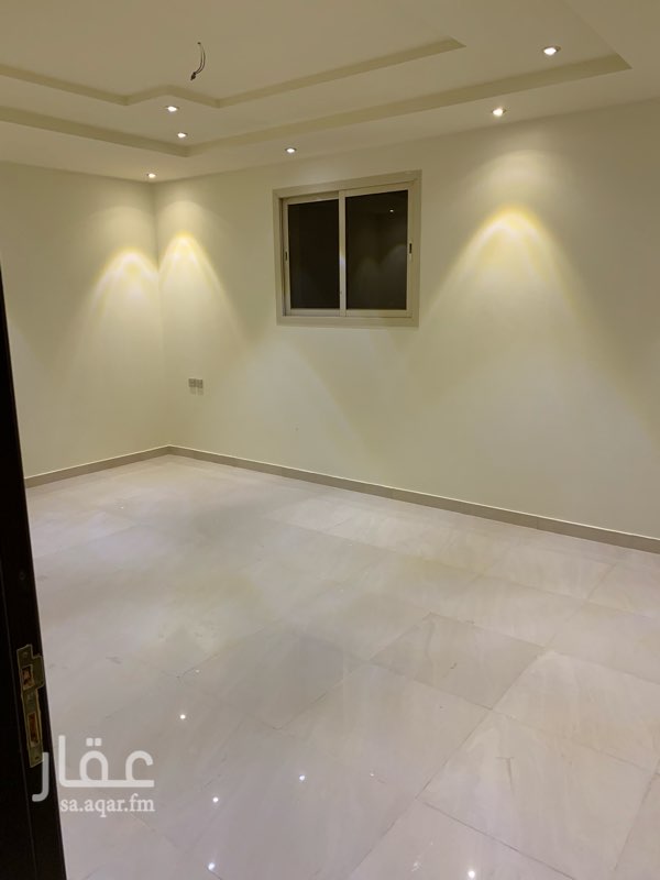 1450471 دور علوي فاخر يشمل مجلس ومقلط وصاله ومطبخ وثلاث غرف نوم منها غرفة نوم بحمام وحمامين آخرين .
المطبخ غير راكب
المكيفات سبلت غير راكبه
المدخل مشترك مع شقه في الدور الثاني