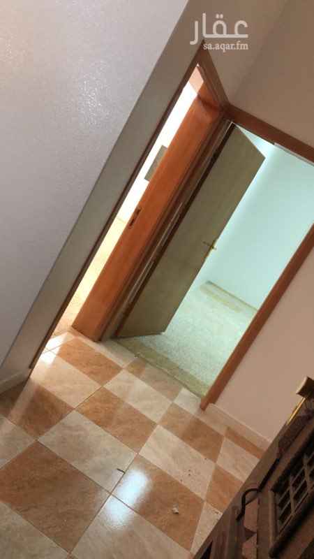 1725165 شقة كبيرة تتكون من 5 غرف و صالة و مطبخ راكب و 3 دورات مياة ومستودع وسطح