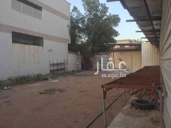 1652249 مستودع للايجار به غرفة منفصلة ومستودع داخلي وحوش خارجي ٧٠٠ متر موبع تقريبا على دفعتين