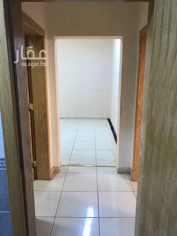 1598906 شقة. عبارة عن غرفة و صالة و حنام و مطبخ مساحة متوسطة. علي دائري الجنوبي مخرج ١٨ عمارة جديدة مدخل فندوقي ويوجد باركن امام العمارة. للتوصل. اتصال. ابو معاذ.