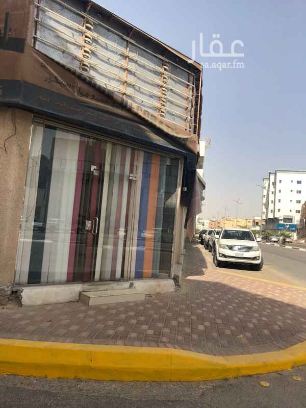1353017 يوجد محل مساحته كبيره يفتح على شارعين المحل موقعه جداً ممتاز والسعر رخيص بالنسبه لموقعه
من المالك مباشره