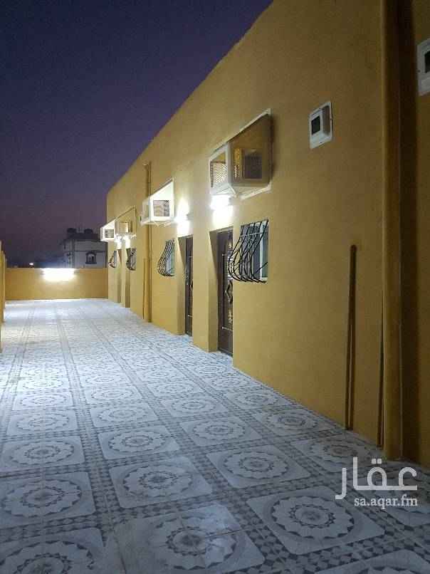 1534268 عقار للبيع على شارعين ٣٠م * ١٥م في المربع الذهبي الحرازات عبارة عن ١٠وحدات سكنية كل وحدة غرفه وركنية مطبخ ودورة مياة وعداد كهرباء دخلها السنوي تقرينا ١١٢٠٠٠ الف ريال وخلفها ارض مساحة ٤٥٠م يوجد بها غرفة حارس