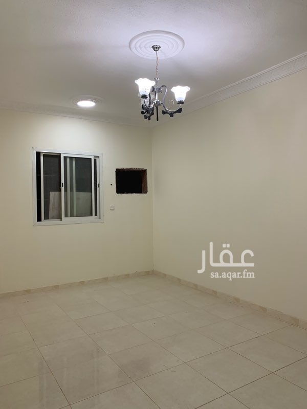 1643248 شقه مكونه من ثلاث غرف وصاله ومطبخ ودورتين مياه عداد كهرب مستقل. الماء واصل من المصلحه. الايجار سنوي كاش 9000 او كل ست شهور 9500