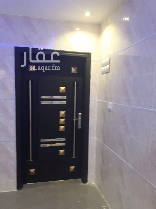 1457843 شقه دوبلكس جديده للايجار في مجمع السلطان
شقه مكونه من دورين الدور الاول مكون من مجلس رجال كبير ومقلط وصاله وغرفه كبار سن ودورتين مياه ومطبخ
الدور العلوي مكون من اربع غرف كبار منهم غرفه ماستر ودورتين مياه وسطح مستقل من داخل الشقه الغرف كبيره اقل شي ٦×٥ الشقه لها عداد كهرباء مستقل ولها خزان ماء مستقل الشقه جديده