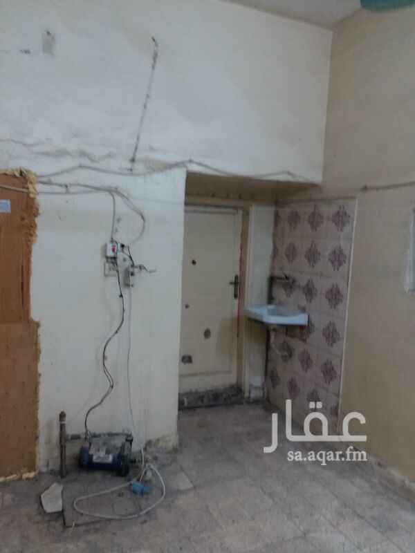 1349587 بيت مسلح يتكون من اربع غرف تحت وثلاث غرف في السطح وثلاث دورات مياه ومطبخ وصاله ودرجين ومدخلين على شارعين غربي جنوبي غرب ٢٠ وجنوب ٦