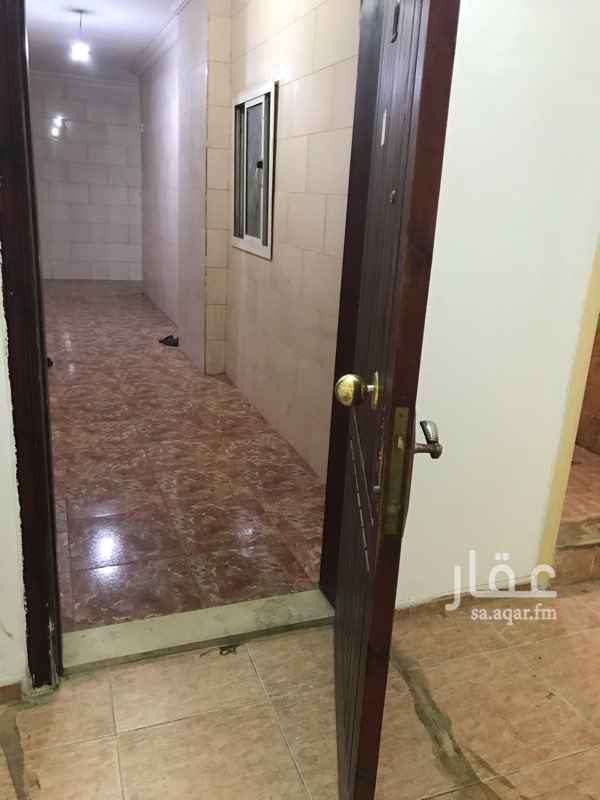 1401028 شقة عزاب غرفة وصالة ومطبخ راكب ودورة مياة في شارع حراء مابين السبعين والمكرونة في حي النزهه قدام مسجد مباشرة وقريبة من المطار بسعر 1000 شامل كهربه وماء