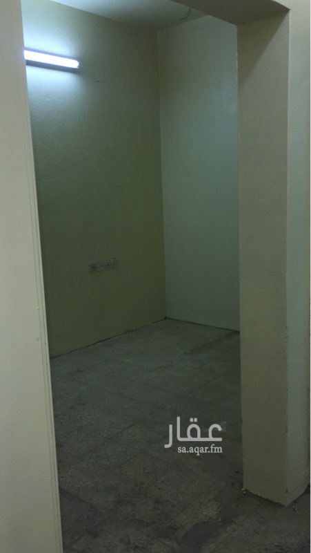 1693460 شقة مجددة مساحتها ٦٠ م وبعداد كهرباء مستقل؛ عبارة عن غرفتين وحمامين وصاله ومطبخ في الدور الارضي.
* الإيجار على دفعة أو دفعتين بمبلغ ١٢.٥٠٠.
* العمارة تتضمن ٥ شقق جميعها مشغوله إلا هذه الشقة ((( للعزاب)))