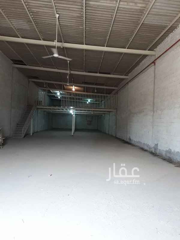 1060958 # مستودع جاهز للايجار داخل مدينة جدة ، على طريق مكة القديم كيلو ١٤ قريب من الخط السريع و وجود جميع الخدمات بالمنطقة ( مطاعم - مستوصف - شركات نقل ) .
# عبارة عن دورين :
الأرضي : ٥٠٠م
الأول : ٢٦٥م
المساحة الإجمالية : ٧٦٥م